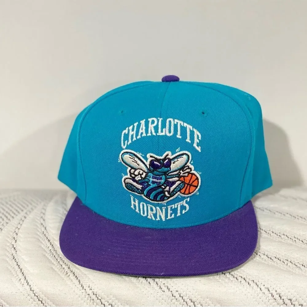 Vintage Mitchell & Ness Charlotte Hornets SnapBack Hat - Picture 1 of 6